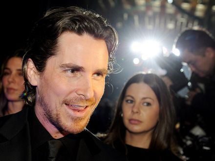 Christian Bale tłumaczy się z głosu Batmana