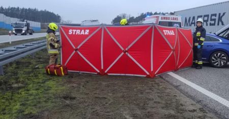 Tragedia na A2. Wyciągali go z auta. Mężczyzna zmarł