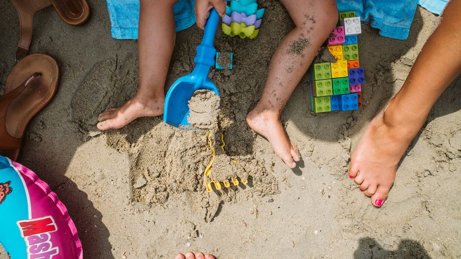 Zabawa na plaży to obowiązkowa atrakcja dla dzieci w czasie wakacji 