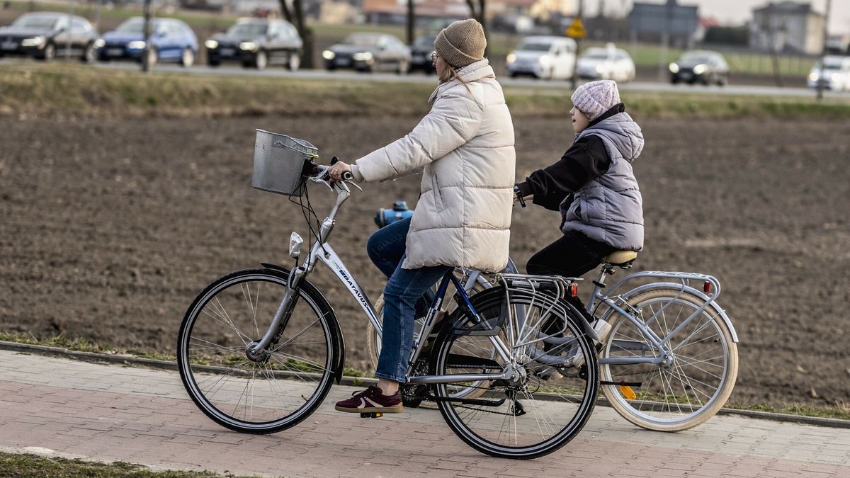 Reporter archiwum 2025 03
25.03.2025 Ozarow Mazowiecki
n/z rowerzystki na zakorkowanej ulicy
fot. Stach Antkowiak/REPORTER
Stach Antkowiak/REPORTER