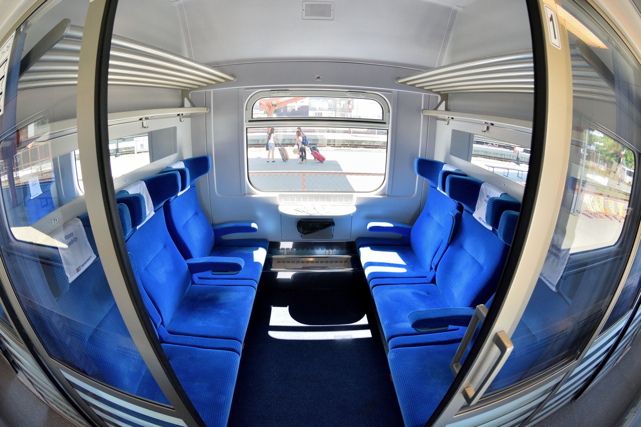 Wnętrze wagonu pociągu  PKP Intercity 