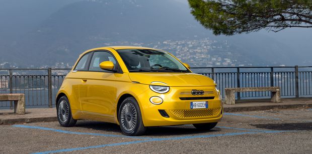 Premiera Fiata 500 Hybrid wygląda jak drop limitowanej kolekcji!