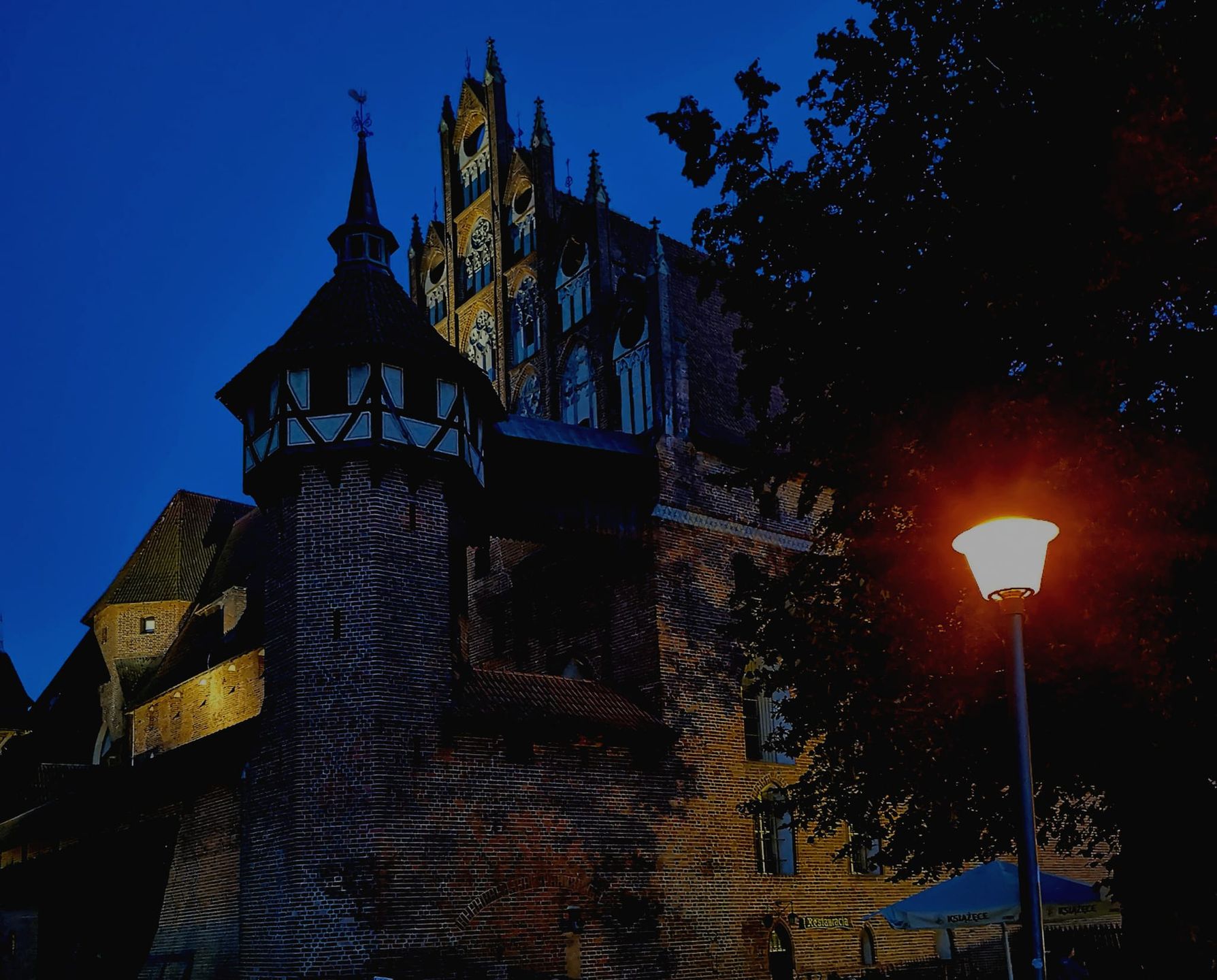 Nocą zamek wygląda magicznie o każdej porze roku