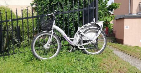 Kolejny porzucony rower miejski. Ktoś ukradł mu siodełko
