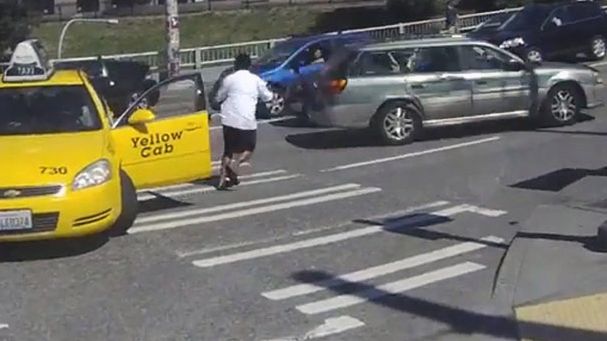 Subaru uderza w taksówkę i ucieka 1