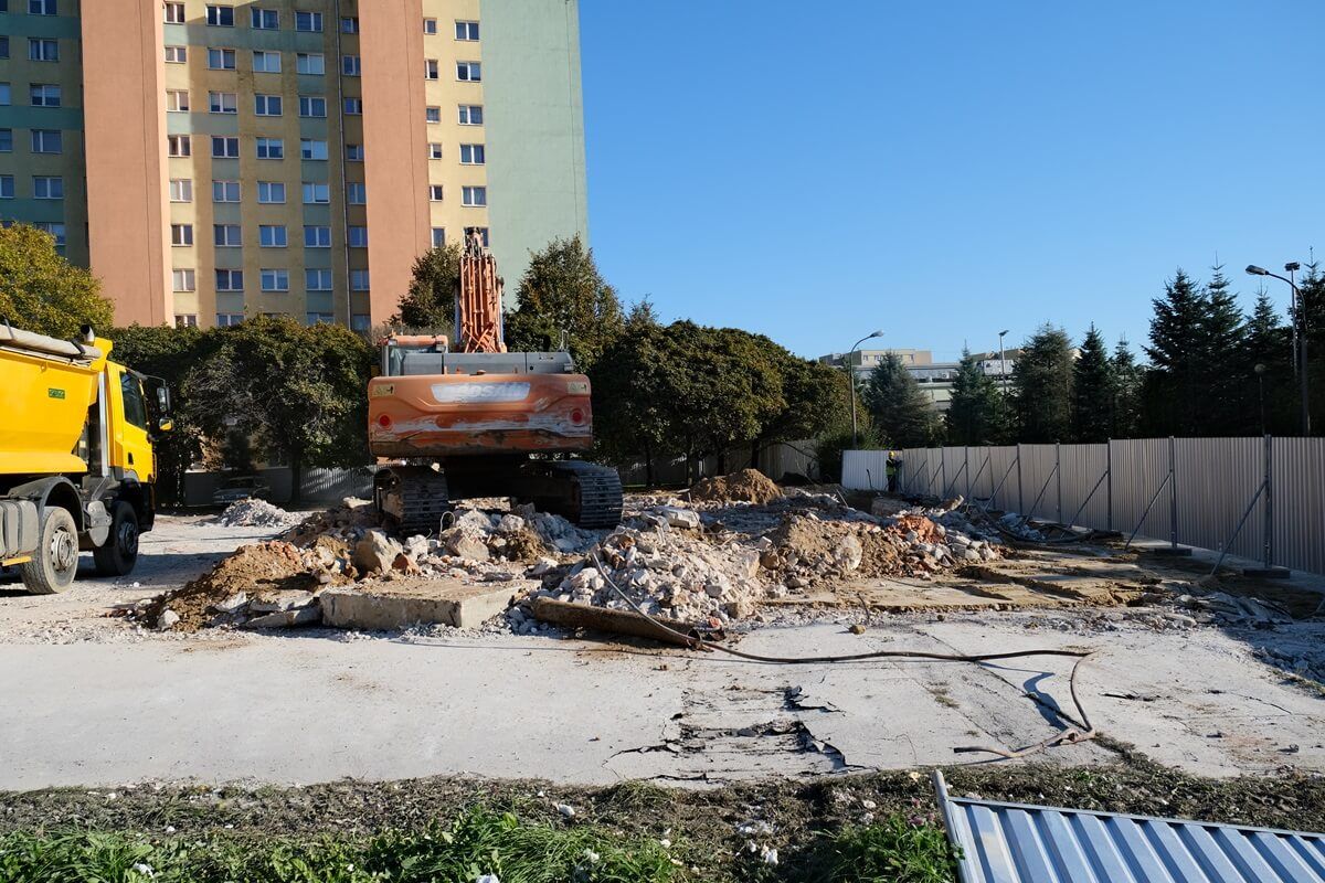 Prace rozbiórkowe starego budynku komisariatu przy ul. Walecznych