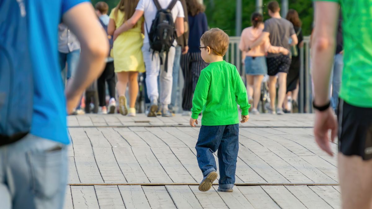 Zagubione dziecko szuka swoich rodziców.