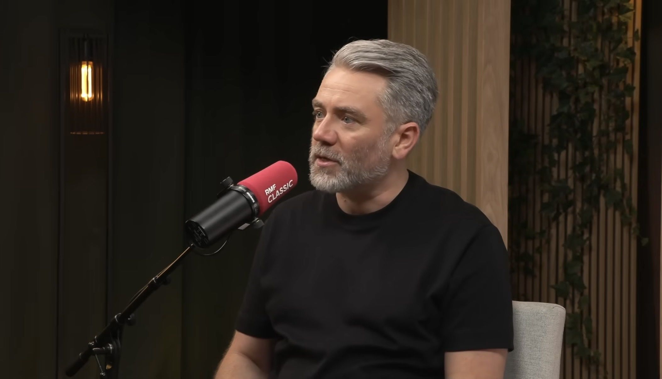 Kuba Badach podczas rozmowy 