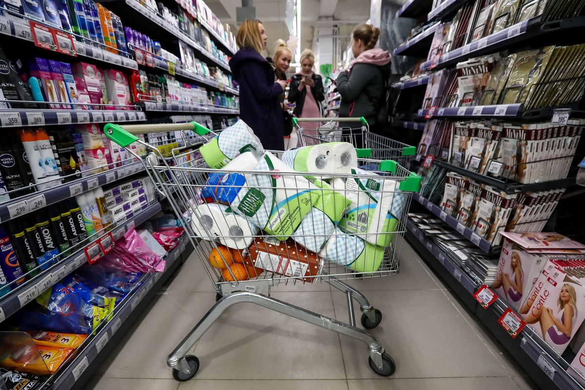 Polacy kupują coraz więcej papieru toaletowego i makaronów