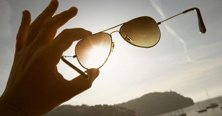 Tych okularów przeciwsłonecznych nie kupuj. Możesz stracić wzrok