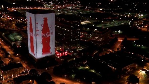 Cały budynek Coca-Coli jako gigantyczny ekran [wideo] 1