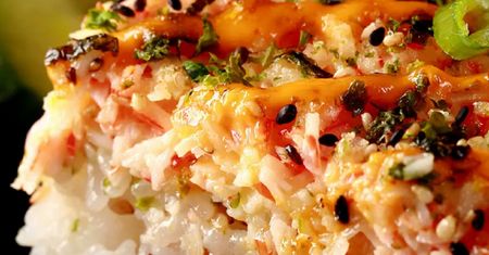 Pieczone sushi z TikToka. Nowa wersja japońskiego dania