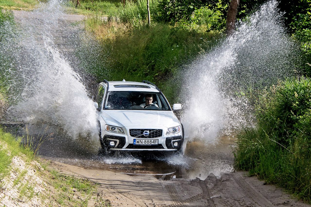 Volvo XC70 poradzi sobie z większością przeszkód terenowych tak samo albo lepiej niż wiele SUV-ów.