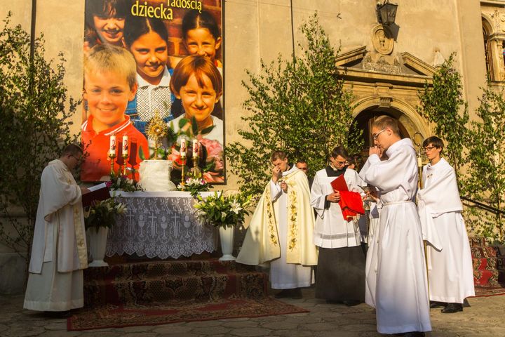 Czy chłopcy mogą sypać kwiaty w procesji Bożego Ciała? Ksiądz odpowiada