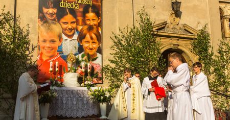 Chłopiec sypiący kwiatki na procesji, dziewczynka-ministrant. "Zasady wymyślają ludzie"
