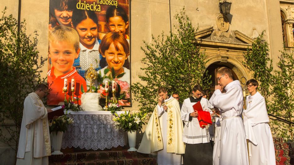 Czy chłopcy mogą sypać kwiaty w procesji Bożego Ciała? Ksiądz odpowiada