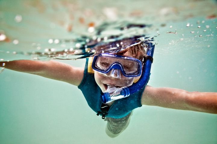 Snorkeling umożliwia podziwianie raf koralowych, ryb i wodnych stworzeń.