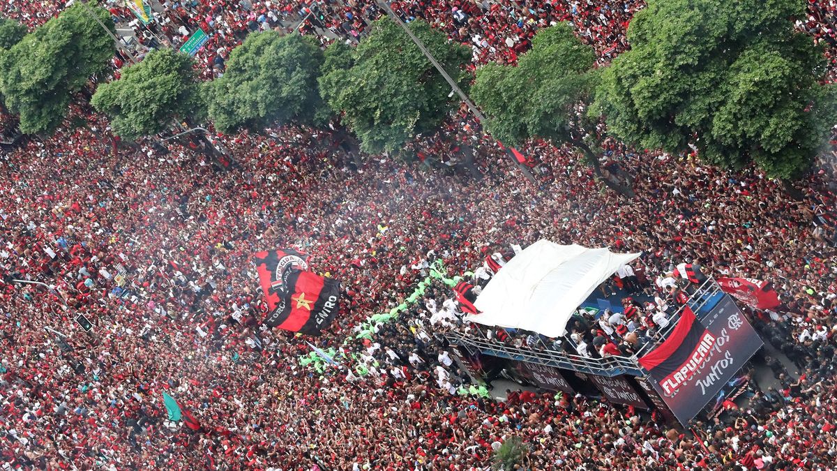 Autokar z drużyną Flamengo otoczony kibicami