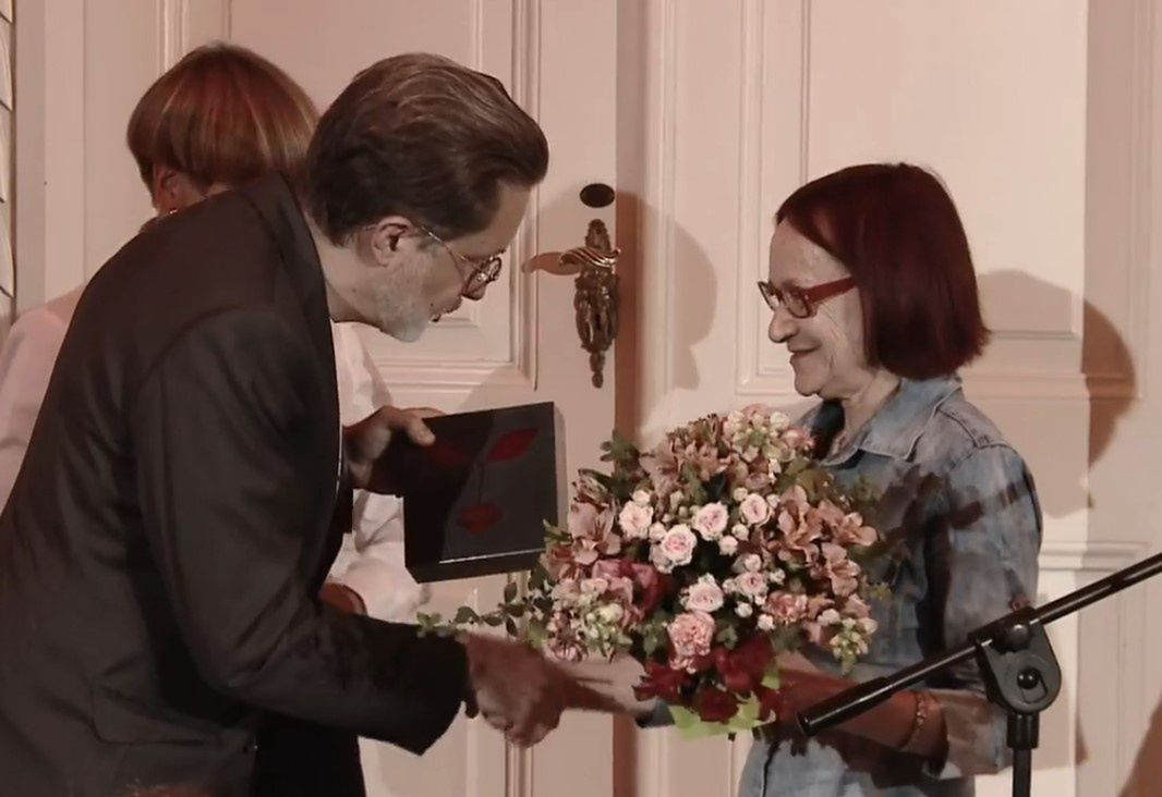 Genowefa Jakubowska-Fijałkowska odbiera nagrodę z rąk Michała Rusinka