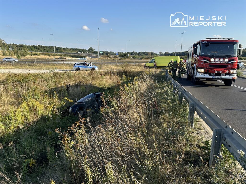 Przy trasie S8 auto wypadło z drogi i dachowało. Kierująca nie zauważyła zakrętu?