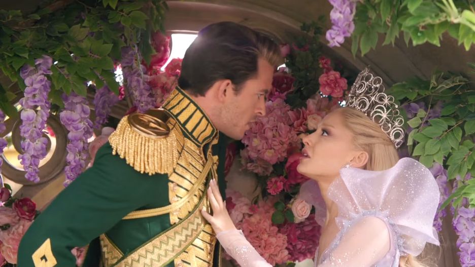 Jonathan Bailey i Ariana Grande