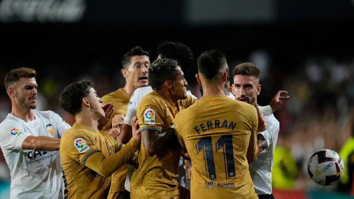 Getty Images / Jose Breton/Pics Action/NurPhoto  / Potężna awantura z udziałem Roberta Lewandowskiego w meczu Valencia - FC Barcelona