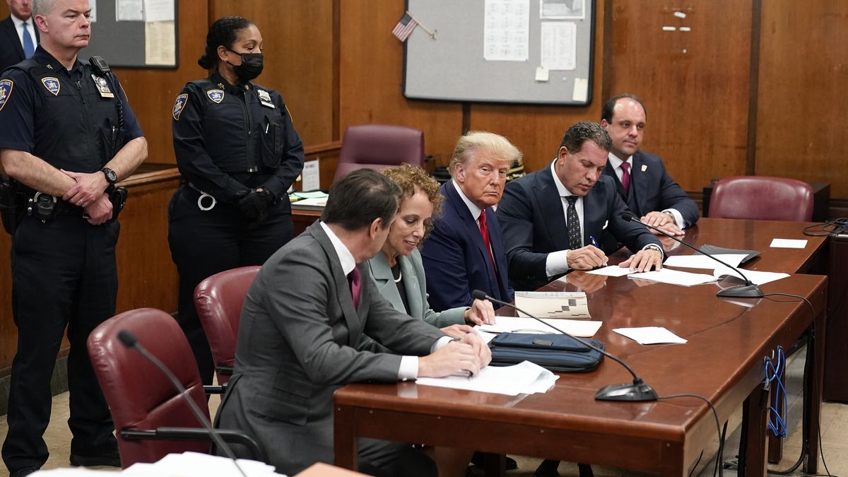 Były prezydent USA Donald Trump na sali sądowej w Nowym Jorku, 4 kwietnia 2023 r.