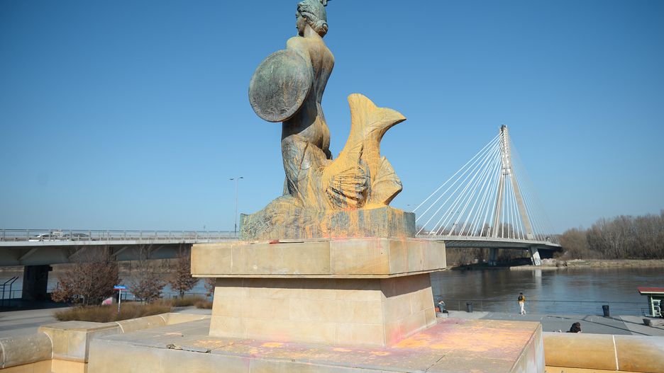 Pomnik Syrenki po oblaniu farbą