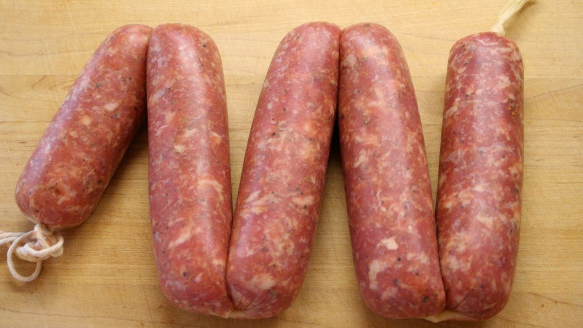 Surowa kiełbasa wieprzowa o obniżonej zawartości tłuszczu (pęto/burger)