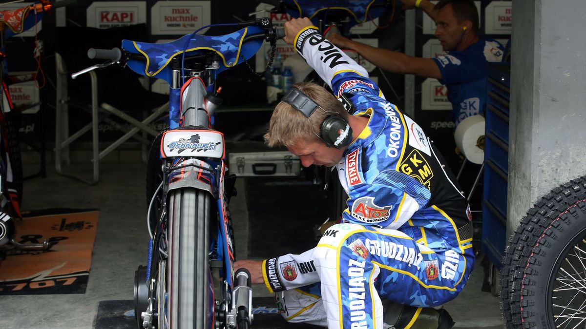 WP SportoweFakty / Łukasz Trzeszczkowski / Rafał Okoniewski szykuje motocykl do jazdy.