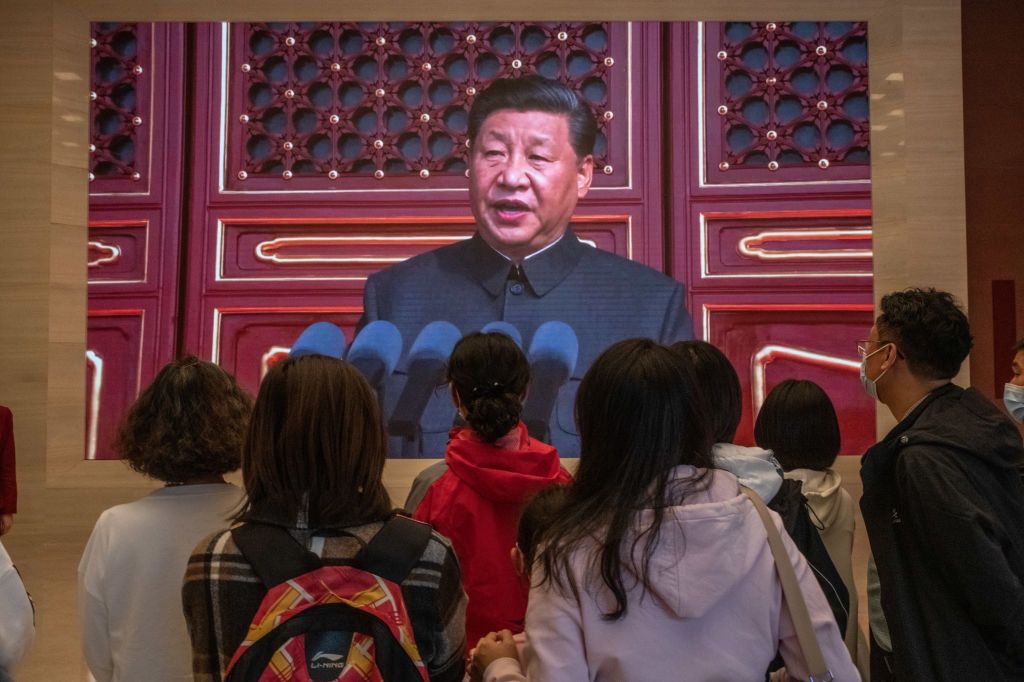 Prezydent Xi Jinping przemawia na ekranie w Muzeum Chińskiej Partii Komunistycznej w Pekinie