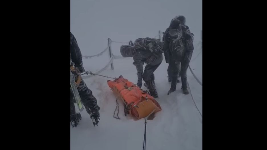 Karkonosze. Ewakuacja turystów ze Śnieżki. Uczestnik "górskiego morsowania" potrzebował pomocy
