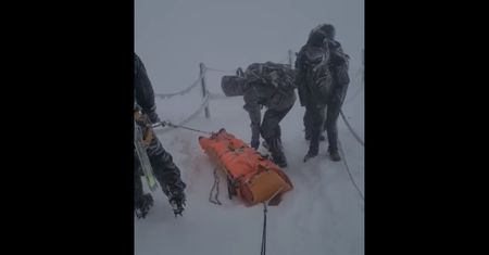 Karkonosze. Ewakuacja turystów ze Śnieżki. Uczestnik "górskiego morsowania" potrzebował pomocy