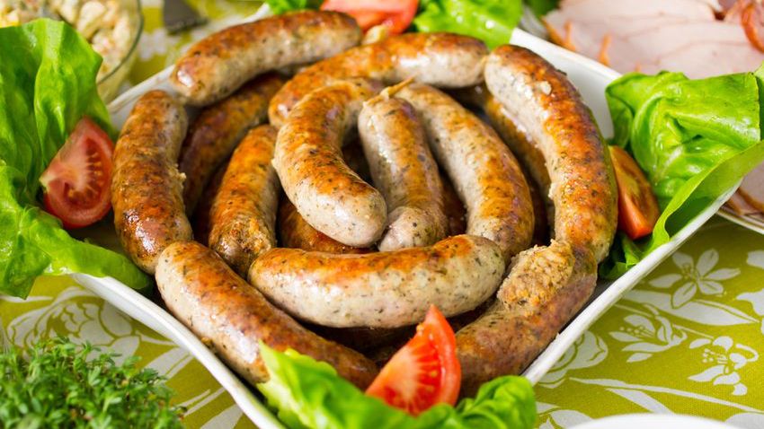 Kiełbasa wieprzowa o obniżonej zawartości tłuszczu smażona na patelni (pęto/burger)