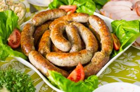 Kiełbasa wieprzowa o obniżonej zawartości tłuszczu smażona na patelni (pęto/burger)