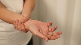 Budzą cię zdrętwiałe dłonie? Nie lekceważ tego objawu