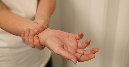 Budzą cię zdrętwiałe dłonie? Nie lekceważ tego objawu