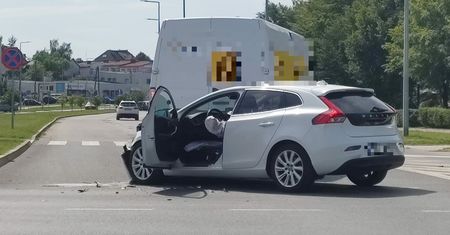 Końskie: Wypadek obok Kauflandu. Bus kurierski zderzył się z Volvo