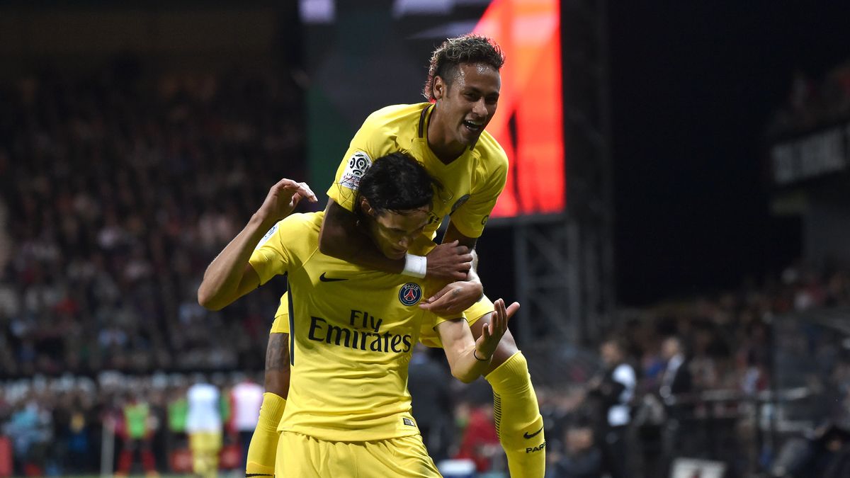 Neymar i Cavani świętują zdobycie gola dla PSG