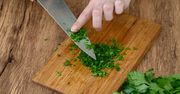 Jest siedliskiem bakterii. Prosty trik na czystą deskę do krojenia