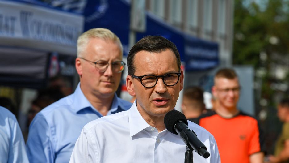 Wołomin, 10.07.2023. Premier Mateusz Morawiecki (C) podczas wypowiedzi dla mediów w trakcie �Pikniku Zdrowia� w Wołominie, 10 bm. (jm) PAP/Andrzej Lange