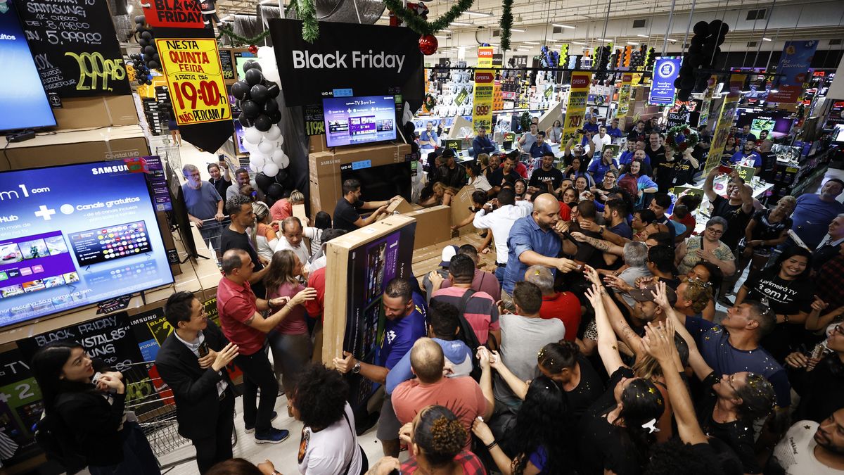 epaselect epa10991724 People crowd the store to buy discounted products on the eve of the so-called 'Black Friday' at a supermarket in Sao Paulo, Brazil, 23 November 2023. Black Friday, which originated in the United States, marks the beginning of the Christmas shopping season. EPA/SEBASTIAO MOREIRA Dostawca: PAP/EPA.