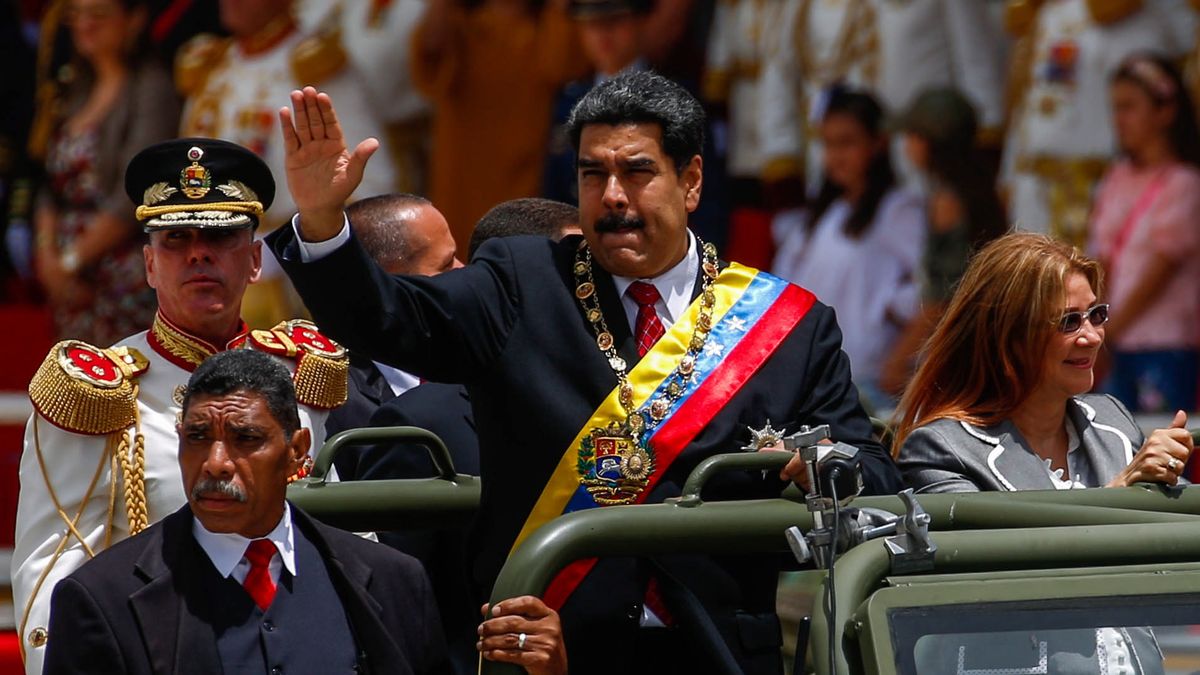 Nicolas Maduro (w środku)