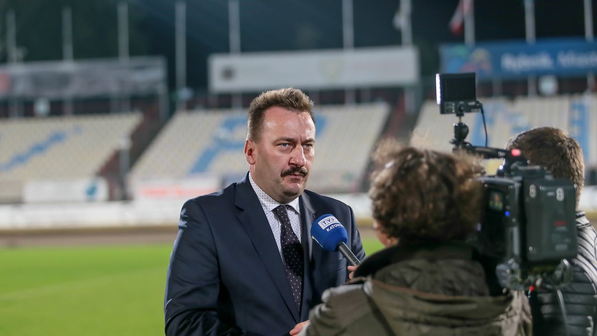 Krzysztof Mrozek udziela wywiadu telewizji