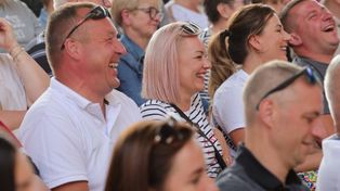 Polska Noc Kabaretowa 2025 w Koszalinie. Salwy śmiechu w amfiteatrze!