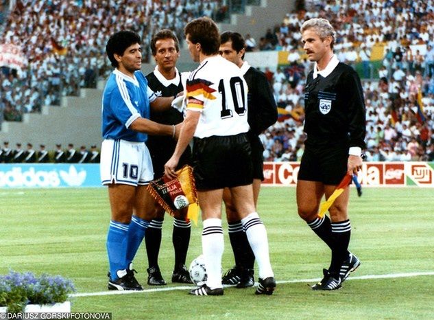 Na zdjęciu: Finał MŚ 1990 Niemcy - Argentyna. Kapitanowie Diego Maradona i Lotthar Mattaeus. Po prawej z chorągiewką Michał Listkiewicz. Fotografia zrobiona przez Dariusza Górskiego. FOT. DARIUSZ GÓRSKI/FOTONOVA/EastNews