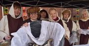 80 kg śledzi i 140 bochenków chleba "rozeszło" się w ledwie 40 minut! W Legnicy odbyło się wielkanocne wydarzenie "Chleb, śledź i grosz"