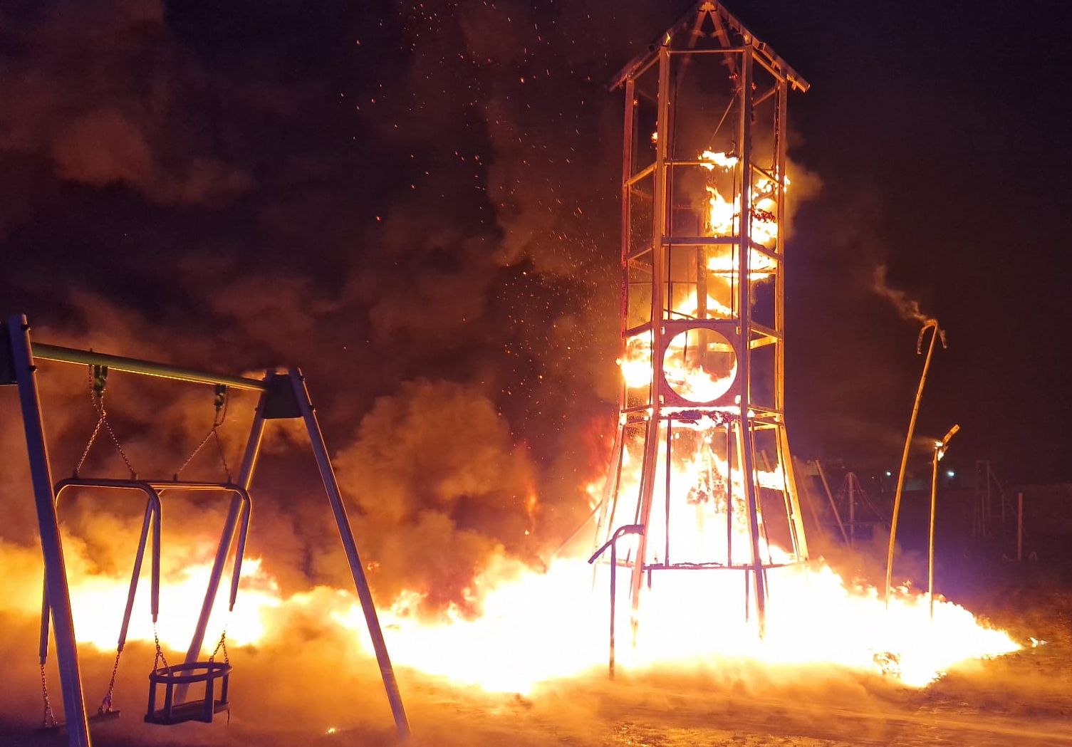 Ogień pochłonął wszystko. Z nowego placu zabaw zostały zgliszcza