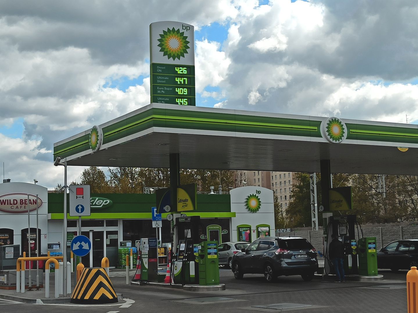 Koronawirus w Polsce. Ceny paliwa na stacjach są najniższe od lat.