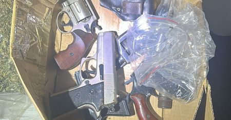 "Arsenał jak z filmu gangsterskiego". W Małopolsce zatrzymano ogromną ilość broni, narkotyków i nielegalnego alkoholu